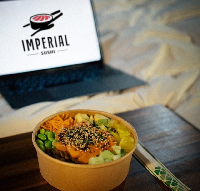 Poke bowl v rozvozové krabici