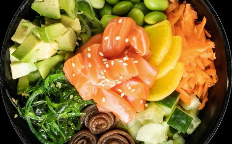 Poke bowl s lososem a avokádem